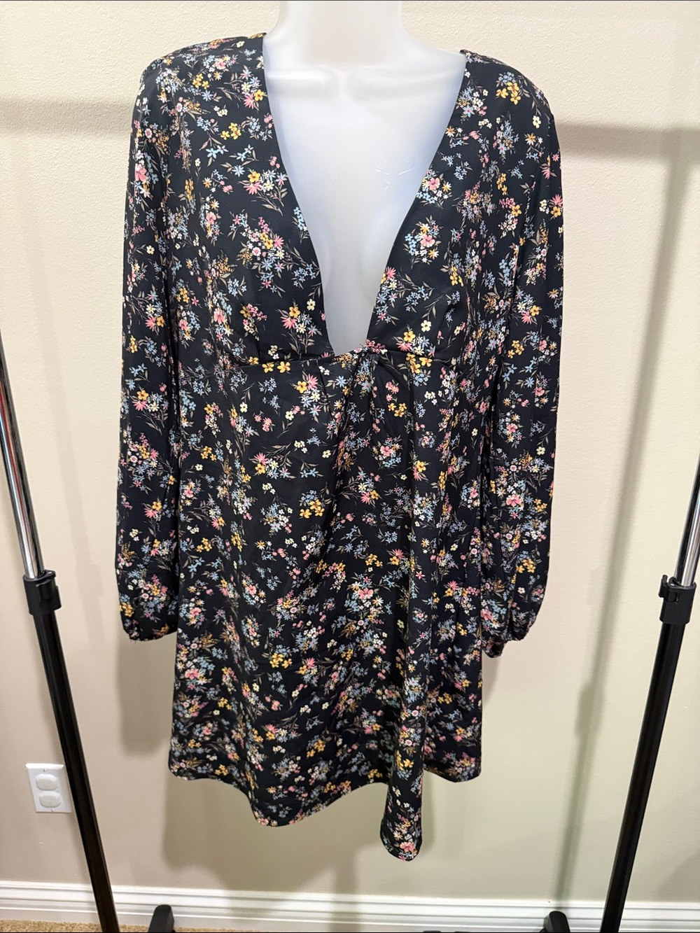 Black Floral V-Neck Long-Sleeve Mini Dress